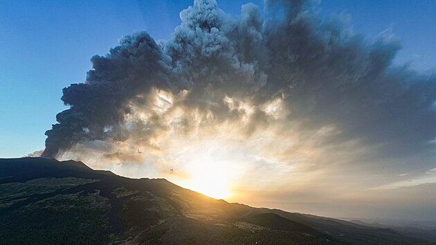 Sicilsk sopka Etna se opt probudila. Kou omezuje leteckou dopravu. (4. srpna 2024)