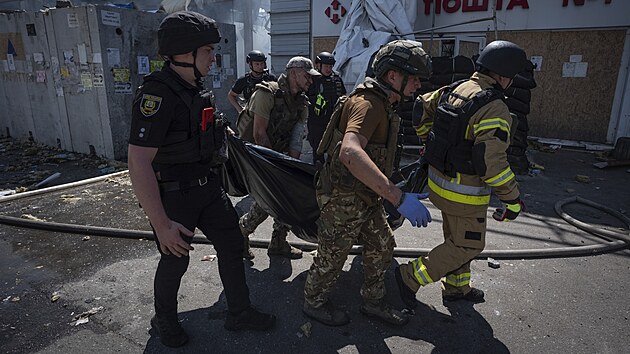 N�sledky rusk�ho �toku na ukrajinsk� m�sto Kos�antynivka, kde ho�el supermarket. Zem�elo nejm�n� deset lid� a des�tky se zranily. (9. srpna 2024)