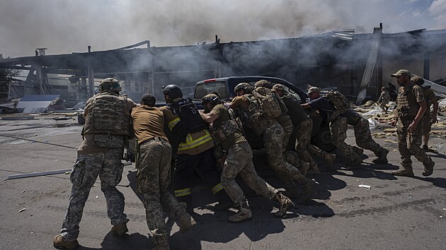 N�sledky rusk�ho �toku na ukrajinsk� m�sto Kos�antynivka, kde ho�el supermarket. Zem�elo nejm�n� deset lid� a des�tky se zranily. (9. srpna 2024)