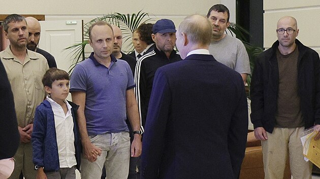 Letadlo s ruskmi vzni, kter v rmci vmny propustily zpadn zem, pistlo v Moskv. Pivtal je prezident Vladimir Putin. (1. srpna 2024)