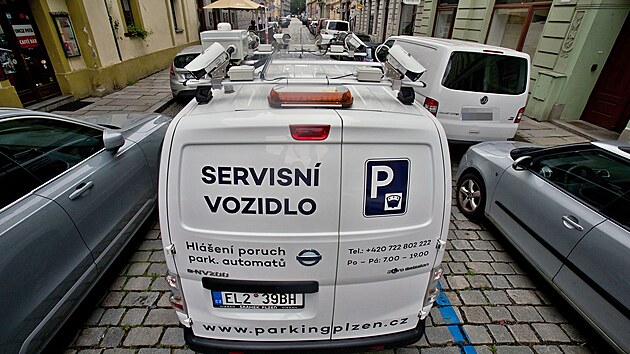 Parkovn v plzeskch ulicch kontroluje automobil vybaven kamerovm systmem. Data pak vyhodnocuj strnci a kontroluj, jestli maj parkujc idii zaplaceno. (8. srpna 2024)