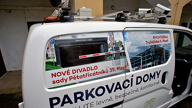 Parkovn v plzeskch ulicch kontroluje automobil vybaven kamerovm systmem. Data pak vyhodnocuj strnci a kontroluj, jestli maj parkujc idii zaplaceno. (8. srpna 2024)