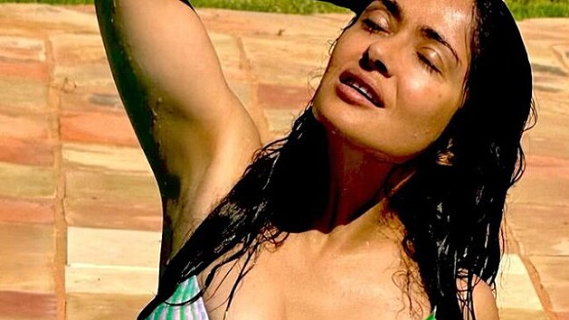 Salma Hayekov v plavkch (1. srpna 2024)