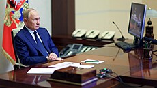 Ruský prezident Vladimir Putin jedná s gubernátorem Kurské oblasti Alexejem...