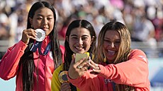 Vít�zka Arisa Trewová (uprost�ed), st�íbrná Japonka Cocona Hirakiová a bronzová...