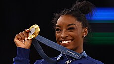 astná Simone Bilesová ukazuje olympijské zlato z gymnastického víceboje.