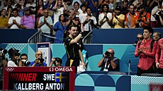 Nmecký stolní tenista Timo Boll se louí po poráce se védem Antonem...