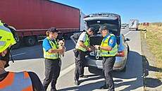 Pejska cestujícího v karavanu si od dálniních policist pevzali vykovtí...