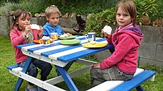 Posezení na zahrad� si rády u�ijí i d�ti a pokud by k tomu m�ly sv�j vlastní...