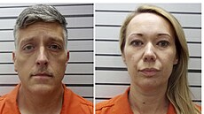 Majitelé pohebního ústavu Jon a Carie Hallfordovi po zatení v listopadu 2023...