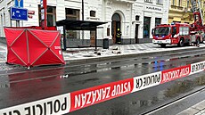 V praské Lazarské ulici spadl ze stechy domu kus ímsy pímo na tramvajovou...