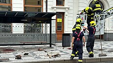 V praské Lazarské ulici spadl ze stechy domu kus ímsy pímo na tramvajovou...