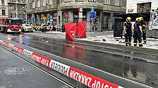 V praské Lazarské ulici spadl ze stechy domu kus ímsy pímo na tramvajovou...