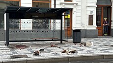 V praské Lazarské ulici spadl ze stechy domu kus ímsy pímo na tramvajovou...