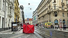 V praské Lazarské ulici spadl ze stechy domu kus ímsy pímo na tramvajovou...