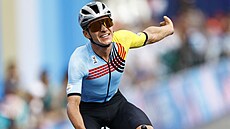Belgický cyklista Remco Evenepoel slaví výhru v olympijském silni�ním závod�.
