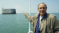Moderátor Patrice Laffont ukazuje na pevnost Boyard, kde probíhalo natá�ení...
