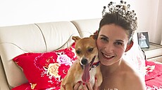 Lucky se tulí ke své panice. Autorka textu ve svatebním se svým psím mazlíkem...