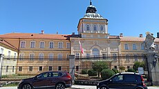 Na snímku z Hoovic skrytá parkovací místa nenajdete. Ped zámkem jich je deset.