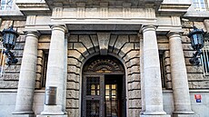 Portál rodinné banky - Petschkova paláce nedaleko Hlavního nádra�í.