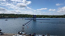 Kajaká Josef Dostál dojídí do cíle rozjíky.