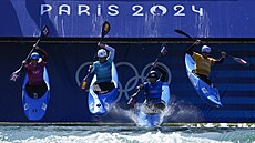 Ji�í Prskavec (vpravo) ve �tvrtfinále kajak krosu.