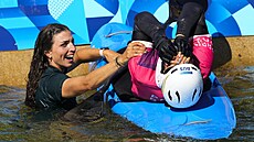 Australanka Noemie Foxová slaví zlato z kajak krosu se sestrou Jessicou.