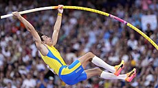 védský tyka Armand Duplantis v akci bhem olympijského finále.