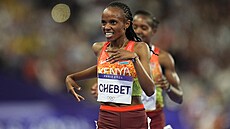 Keanka Beatrice Chebeteová si dobíhá pro olympijské zlato v závod na 5000...