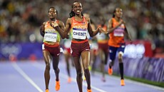 Keanka Beatrice Chebeteová si dobíhá pro olympijské zlato v závod na 5000...