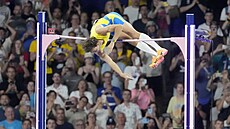 védský tyka Armand Duplantis skáe nový svtový rekord.