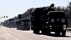Konvoj vojenských vozidel ruských ozbrojených sil se pohybuje sm�rem k m�stu...