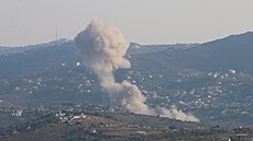 Kou� stoupá z Kfar Kila uprost�ed p�eshrani�ních boj� mezi Hizballáhem a...