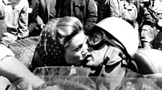 Fotografie známá jako �Polibek smrti� zachycuje Lindu Christianovou jak líbá...