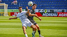 Michal Trávník, záloník Slovácka (vlevo), v souboji o mí v utkání s Bohemians.