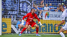 Branká� Slovácka Milan He�a v utkání s Bohemians.