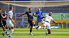 Souboj o mí� v podání Adama Jáno�e z Bohemians (vlevo) a Rigina Cicilii ze...