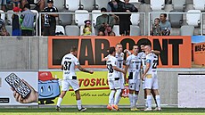 Fotbalisté Hradce Králové slaví gól proti Mladé Boleslavi.