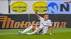 Útoník Matyá Kozák ze Slovácka v utkání s Bohemians.