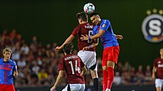 Momentka z utkání mezi Spartou a FCSB.