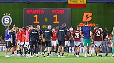 Zklamaní fotbalisté Sparty po remíze s FCSB.