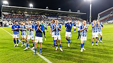 Olomou�tí fotbalisté d�kují fanou�k�m po vít�zství nad Teplicemi.
