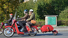Pro motocykly a skútry se vyrábly malé návsné vozíky PAv-40.