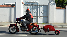Pro motocykly a skútry se vyrábly malé návsné vozíky PAv-40.