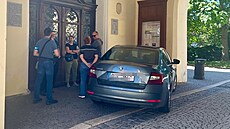Policejní vyetovatelé u chomutovského magistrátu (6. srpna 2024)