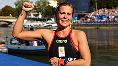 Nizozemská plavkyn� Sharon van Rouwendaalová na se raduje z triumfu v závodu na...