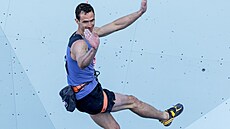 Adam Ondra v akci při semifinálovém lezení. (7. srpna 2024)