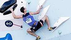 Adam Ondra v akci při semifinálovém lezení. (7. srpna 2024)