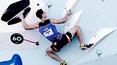 Adam Ondra v akci při semifinálovém lezení. (7. srpna 2024)