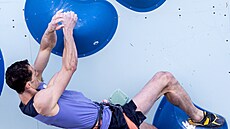 Adam Ondra v akci při semifinálovém lezení. (7. srpna 2024)